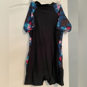 Rashguard swimming suit with light padding in chest, size L